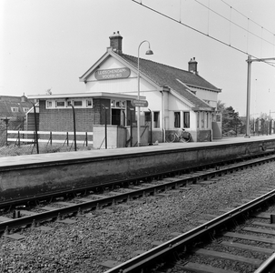 153172 Gezicht op de perronzijde van het N.S.-station Leidschendam-Voorburg te Leidschendam.